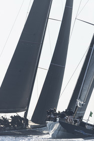 06 10 2022, Saint-Tropez (FRA,83), Voiles de Saint-Tropez 2022,  Maxis Club 55 Cupentre les deux Wallycento Magic Carpet Cubed et Tango, défi French Kiss vs Kiwi Magic