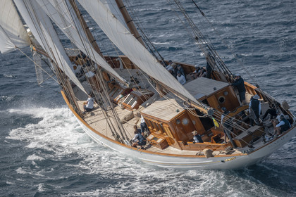 28 09 2022? Saint-Tropez,(FRA,83), Les Voiles de Saint-Tropez 2022 Régate N° 2 poup les modernes, navigation libre pour les grandes goélettes