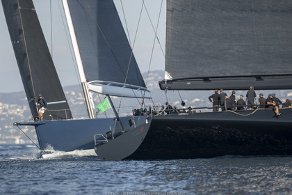 06 10 2022, Saint-Tropez (FRA,83), Voiles de Saint-Tropez 2022,  Maxis Club 55 Cupentre les deux Wallycento Magic Carpet Cubed et Tango, défi French Kiss vs Kiwi Magic