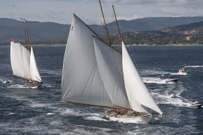 28 09 2022? Saint-Tropez,(FRA,83), Les Voiles de Saint-Tropez 2022 Régate N° 2 poup les modernes, navigation libre pour les grandes goélettes