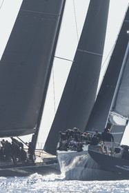 06 10 2022, Saint-Tropez (FRA,83), Voiles de Saint-Tropez 2022,  Maxis Club 55 Cupentre les deux Wallycento Magic Carpet Cubed et Tango, défi French Kiss vs Kiwi Magic