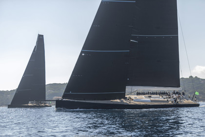 06 10 2022, Saint-Tropez (FRA,83), Voiles de Saint-Tropez 2022,  Maxis Club 55 Cupentre les deux Wallycento Magic Carpet Cubed et Tango, défi French Kiss vs Kiwi Magic