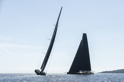 06 10 2022, Saint-Tropez (FRA,83), Voiles de Saint-Tropez 2022,  Maxis Club 55 Cupentre les deux Wallycento Magic Carpet Cubed et Tango, défi French Kiss vs Kiwi Magic