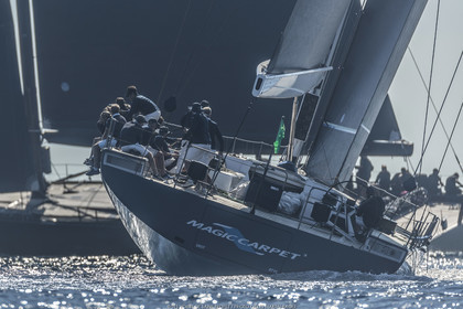 06 10 2022, Saint-Tropez (FRA,83), Voiles de Saint-Tropez 2022,  Maxis Club 55 Cupentre les deux Wallycento Magic Carpet Cubed et Tango, défi French Kiss vs Kiwi Magic