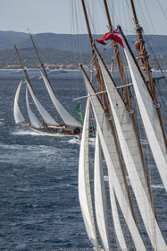 28 09 2022? Saint-Tropez,(FRA,83), Les Voiles de Saint-Tropez 2022 Régate N° 2 poup les modernes, navigation libre pour les grandes goélettes