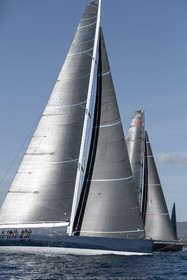 06 10 2022, Saint-Tropez (FRA,83), Voiles de Saint-Tropez 2022,  Maxis Club 55 Cupentre les deux Wallycento Magic Carpet Cubed et Tango, défi French Kiss vs Kiwi Magic