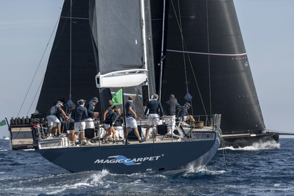 06 10 2022, Saint-Tropez (FRA,83), Voiles de Saint-Tropez 2022,  Maxis Club 55 Cupentre les deux Wallycento Magic Carpet Cubed et Tango, défi French Kiss vs Kiwi Magic