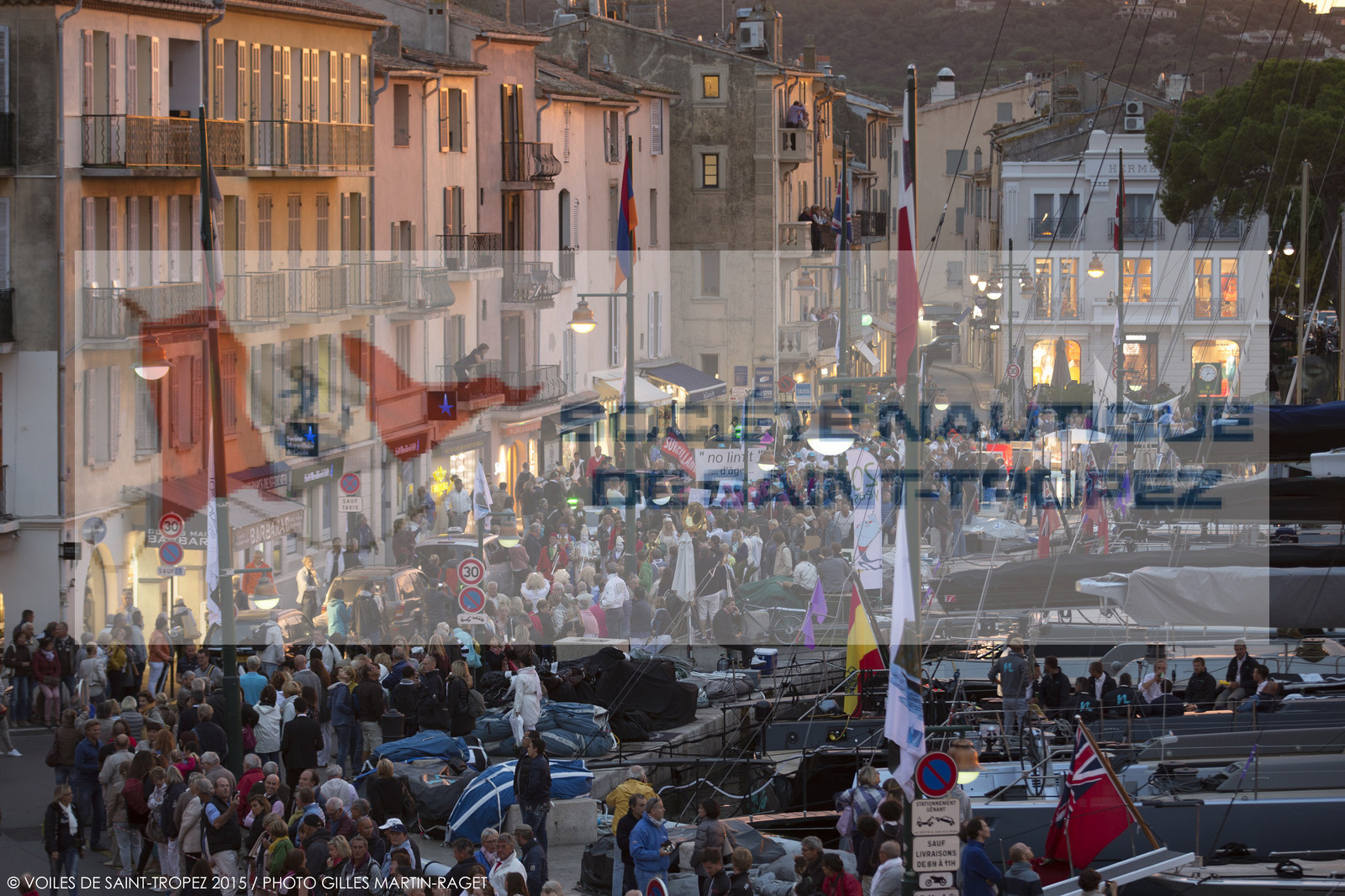 01 10 2025, Saint-Tropez (FRA,83) , Voioes de Saint-Tropez 2015, Day 4, Crew parade 01 10 2025, Saint-Tropez (FRA,83) , Voioes de Saint-Tropez 2015, Day 4, Crew parade