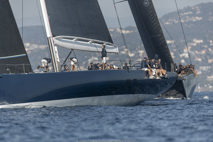 06 10 2022, Saint-Tropez (FRA,83), Voiles de Saint-Tropez 2022,  Maxis Club 55 Cupentre les deux Wallycento Magic Carpet Cubed et Tango, défi French Kiss vs Kiwi Magic
