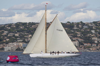 29  2022, Saint-Tropez (FRA,83), Les Voiles de Saint-Tropez 2022, journée des défis, Kismet remporte la course des centenaires