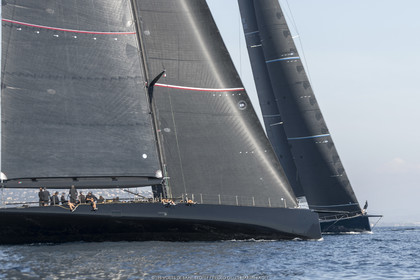 06 10 2022, Saint-Tropez (FRA,83), Voiles de Saint-Tropez 2022,  Maxis Club 55 Cupentre les deux Wallycento Magic Carpet Cubed et Tango, défi French Kiss vs Kiwi Magic