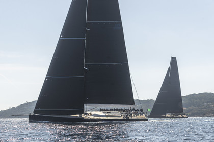 06 10 2022, Saint-Tropez (FRA,83), Voiles de Saint-Tropez 2022,  Maxis Club 55 Cupentre les deux Wallycento Magic Carpet Cubed et Tango, défi French Kiss vs Kiwi Magic