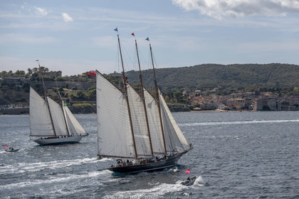 28 09 2022? Saint-Tropez,(FRA,83), Les Voiles de Saint-Tropez 2022 Régate N° 2 poup les modernes, navigation libre pour les grandes goélettes