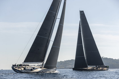 06 10 2022, Saint-Tropez (FRA,83), Voiles de Saint-Tropez 2022,  Maxis Club 55 Cupentre les deux Wallycento Magic Carpet Cubed et Tango, défi French Kiss vs Kiwi Magic