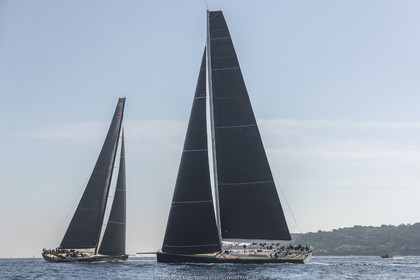 06 10 2022, Saint-Tropez (FRA,83), Voiles de Saint-Tropez 2022,  Maxis Club 55 Cupentre les deux Wallycento Magic Carpet Cubed et Tango, défi French Kiss vs Kiwi Magic