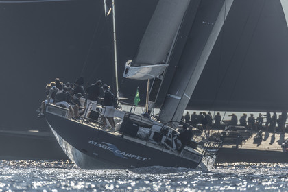 06 10 2022, Saint-Tropez (FRA,83), Voiles de Saint-Tropez 2022,  Maxis Club 55 Cupentre les deux Wallycento Magic Carpet Cubed et Tango, défi French Kiss vs Kiwi Magic