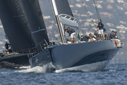 06 10 2022, Saint-Tropez (FRA,83), Voiles de Saint-Tropez 2022,  Maxis Club 55 Cupentre les deux Wallycento Magic Carpet Cubed et Tango, défi French Kiss vs Kiwi Magic