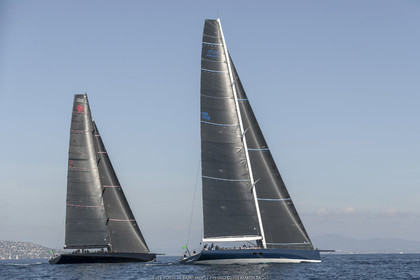 06 10 2022, Saint-Tropez (FRA,83), Voiles de Saint-Tropez 2022,  Maxis Club 55 Cupentre les deux Wallycento Magic Carpet Cubed et Tango, défi French Kiss vs Kiwi Magic